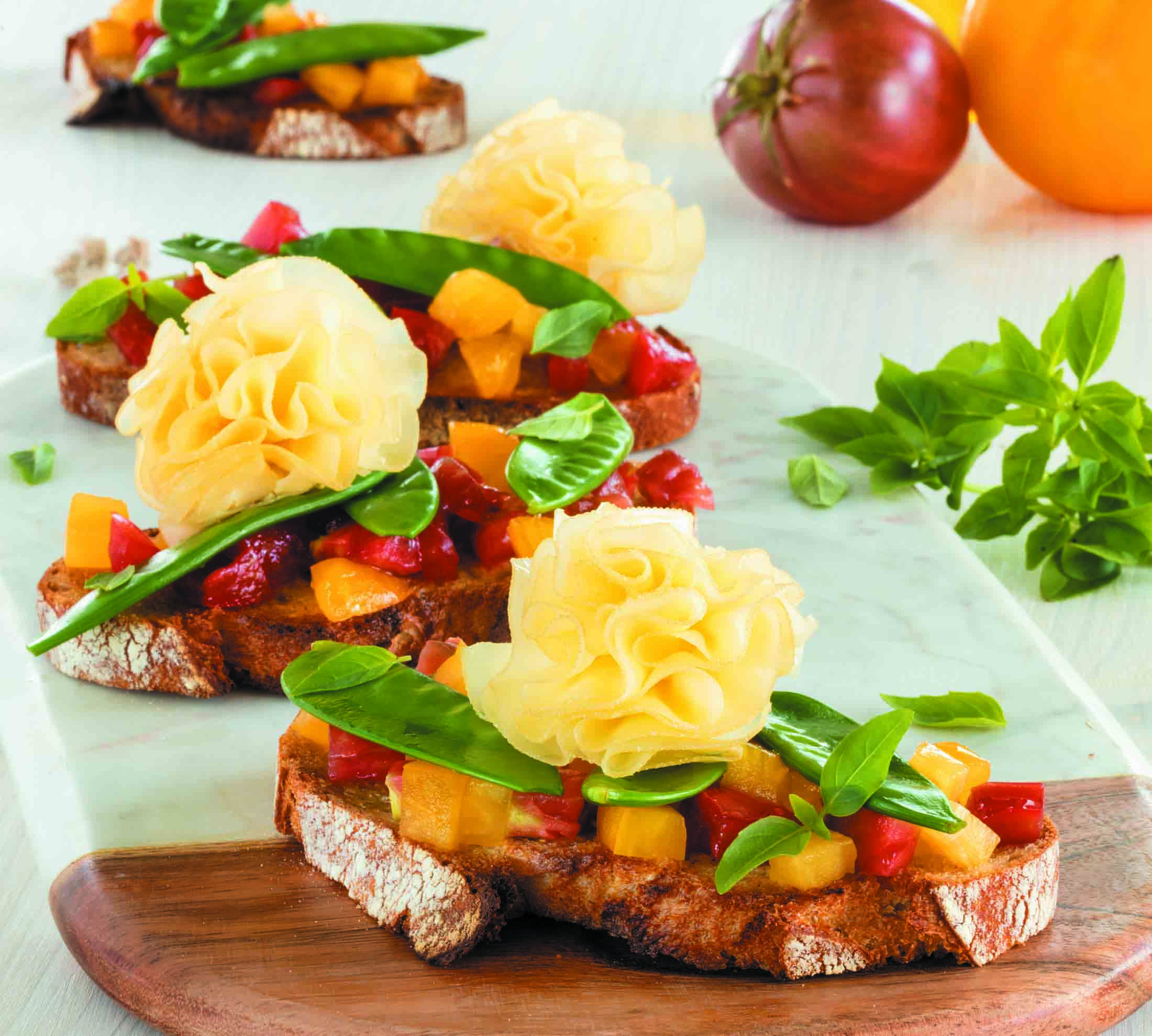 Tartines gourmandes aux haricots mange-tout et Rosettes de Tête de Moine AOP