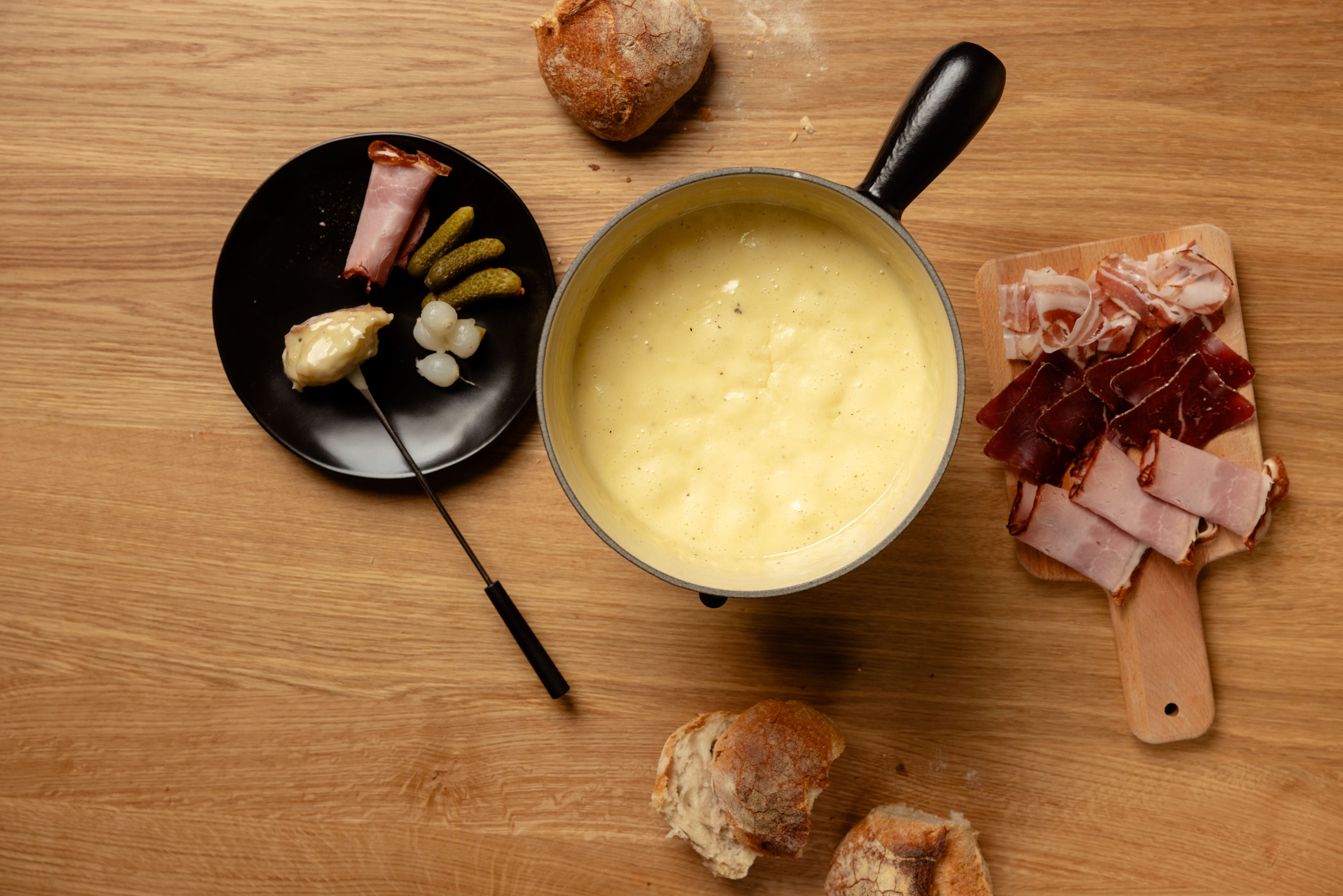 Fondue moitié-moitié mit verschiedenen Schinken