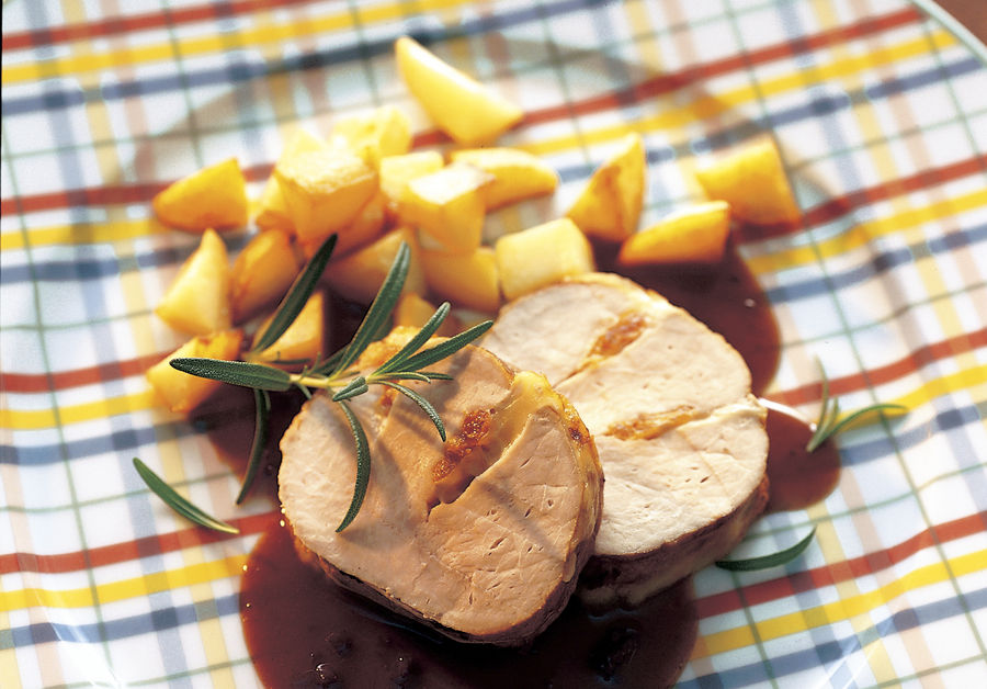 Schweinsnierstück mit Tilsiter-Füllung an Rotwein-Butter-Sauce