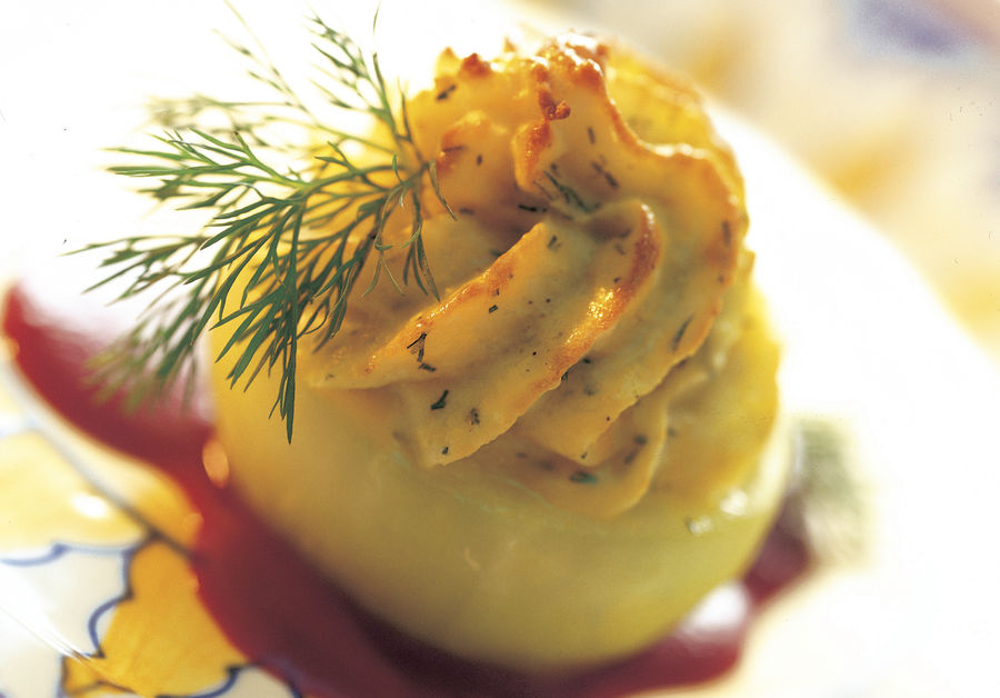 Kohlrabi gefüllt mit Gruyère AOP-Kartoffeln an Randensauce