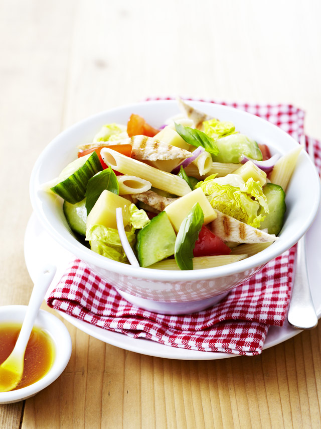 Salat mit Penne, Hähnchenbrust und Appenzeller® Käse