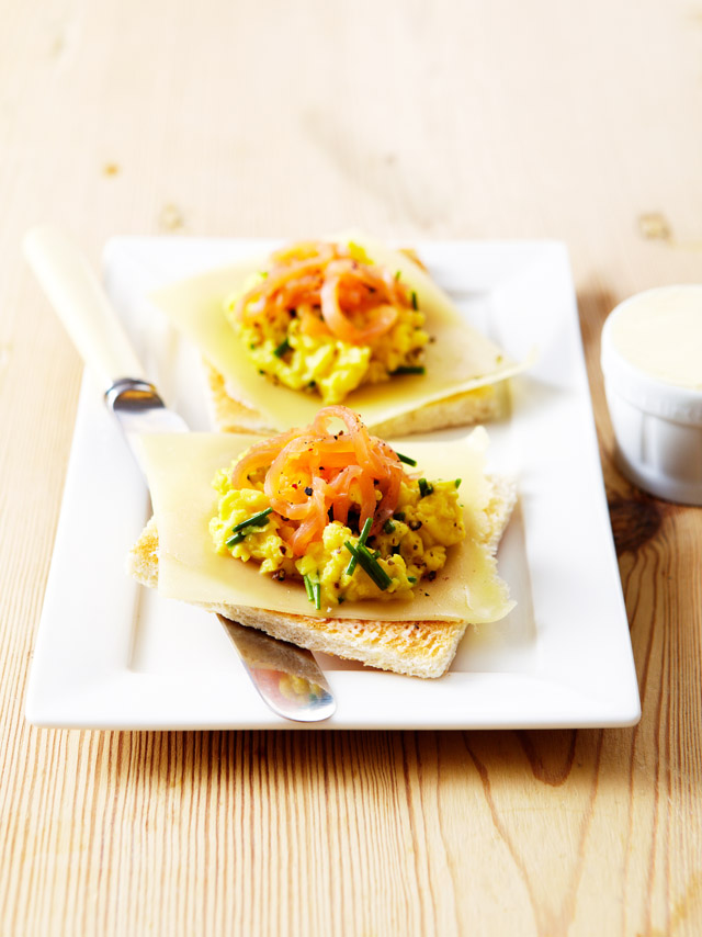 Toasts au saumon fumé, œufs brouillés et Emmentaler AOP suisse