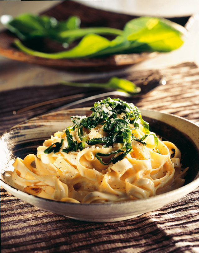 Tagliatelle mit Fonduta, gedünstetem Mangold und Knoblauch