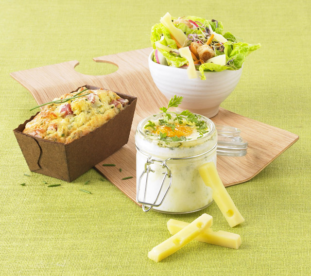 Salade pousses germées, carottes, radis, laitue, croûtons, lamelles d'Emmentaler AOP