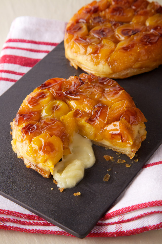 La tarte Tatin de mirabelles caramélisées au miel de montagne et à l'étivaz AOP fondant