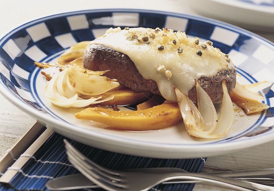 Entrecôte mit Pfeffer-Käse-Haube und Zwiebel-Kürbis-Gemüse