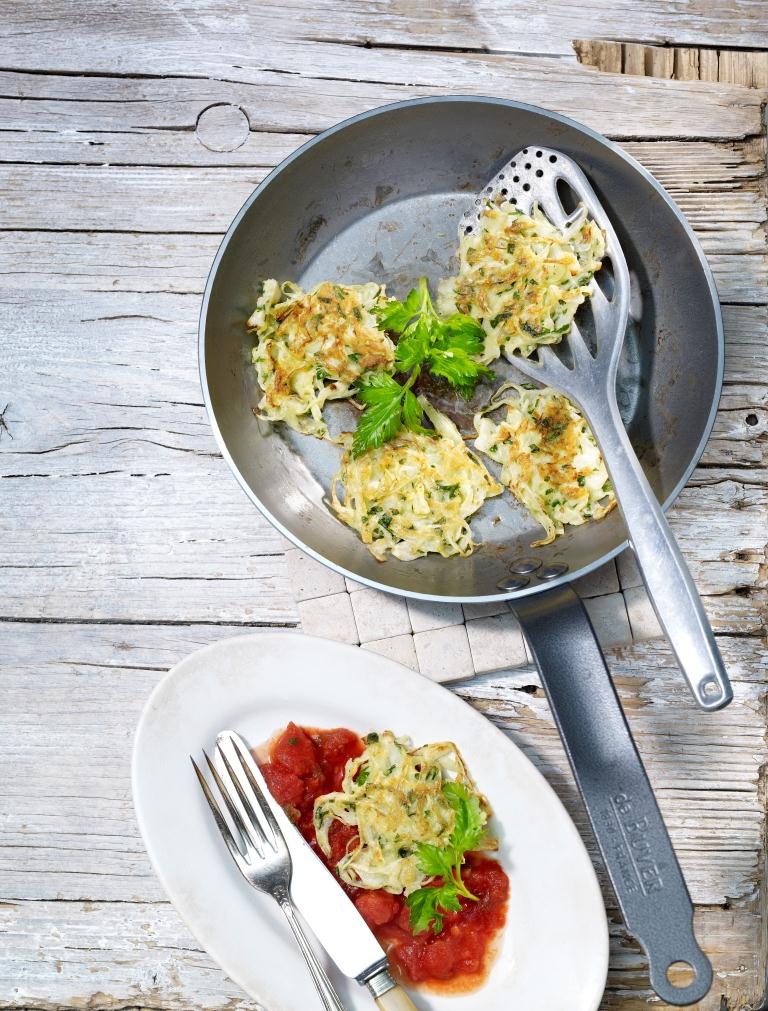 Kohl-Plätzchen mit Tomatensauce und Gruyère AOP