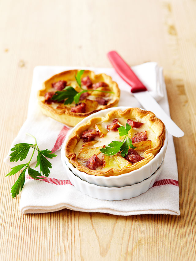 Tartelettes de pommes de terre, saucisson de Lyon et Vacherin Fribourgeois AOP