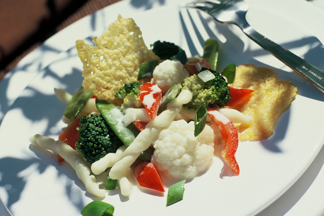 Strozzapreti mit Wasabigemüse und Schweizer Emmentaler AOP Chips