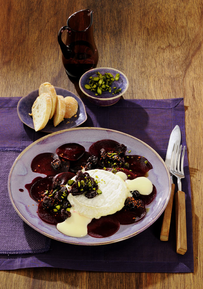 Gebackener Tomme Vaudoise auf Rote-Bete-Carpaccio mit Chili-Kirschen