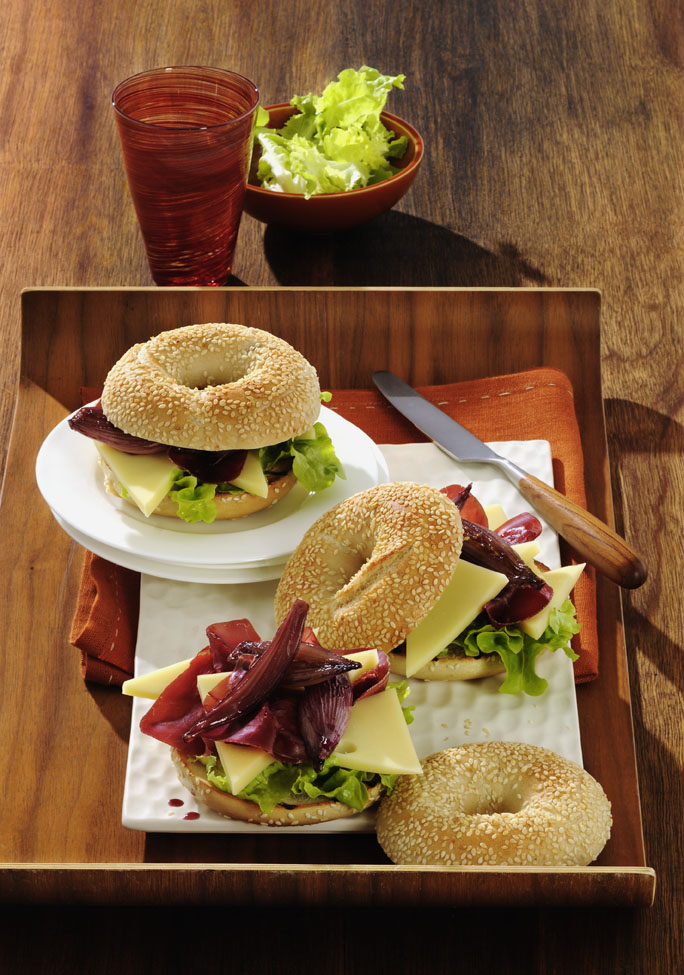 Bagel mit Appenzeller® Käse und Rotweinschalotten