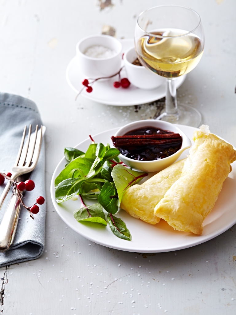 Feuilletés d’Etivaz AOP, sauce au Porto et baies rouges