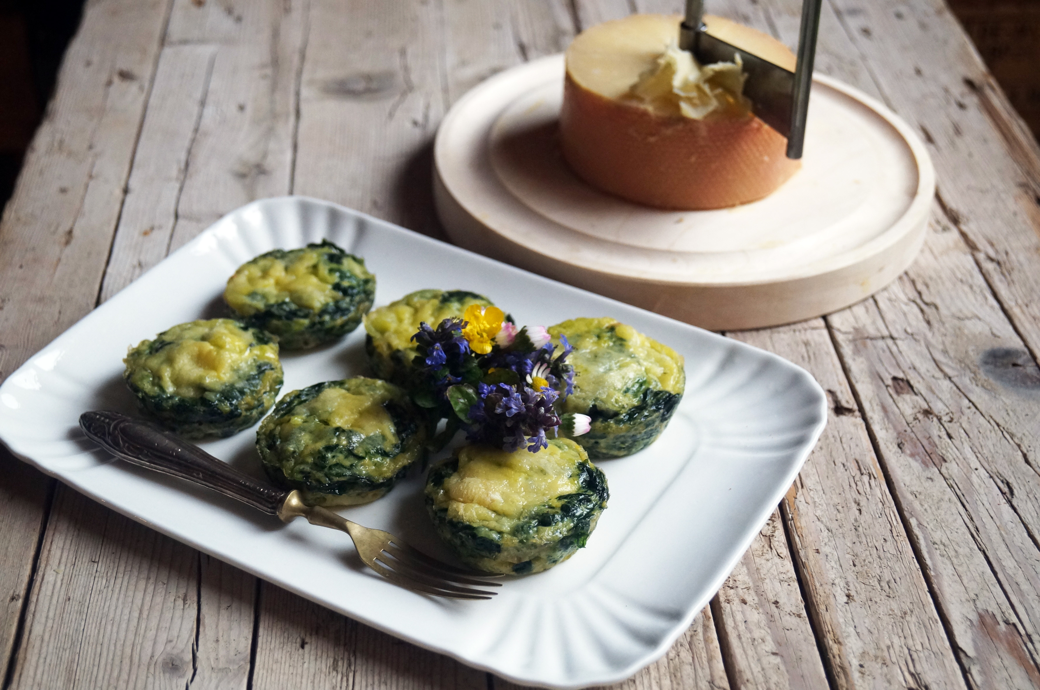 Frittatine mignon con erbe e fiori di campo e Tête de Moine