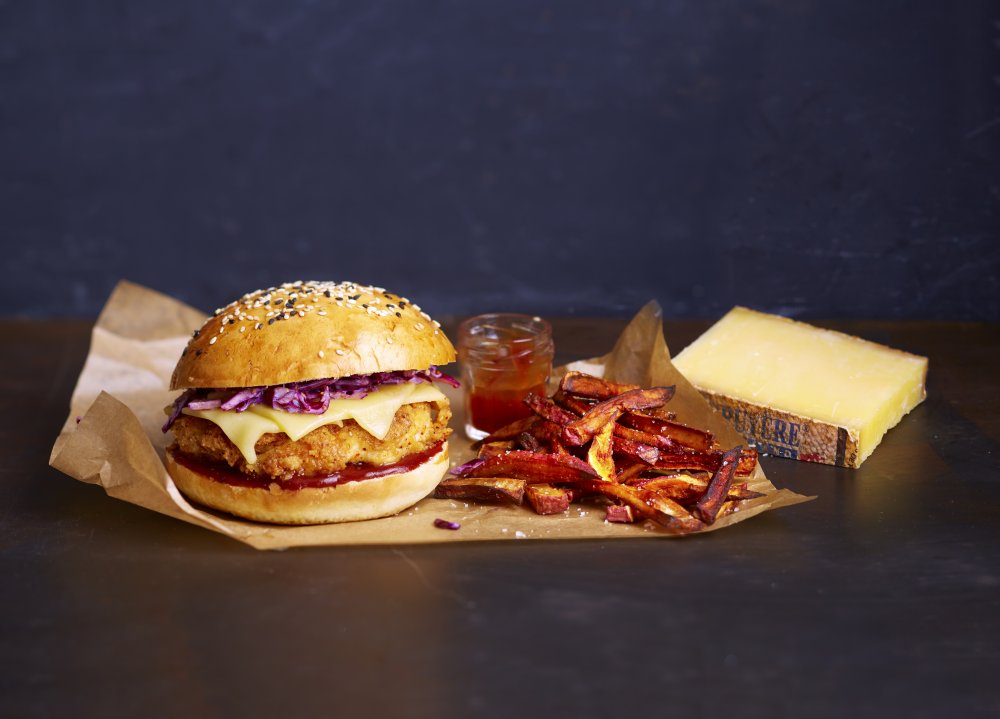 Knusprige Chicken Burger mit BBQ-Sauce und Le Gruyère AOP Réserve