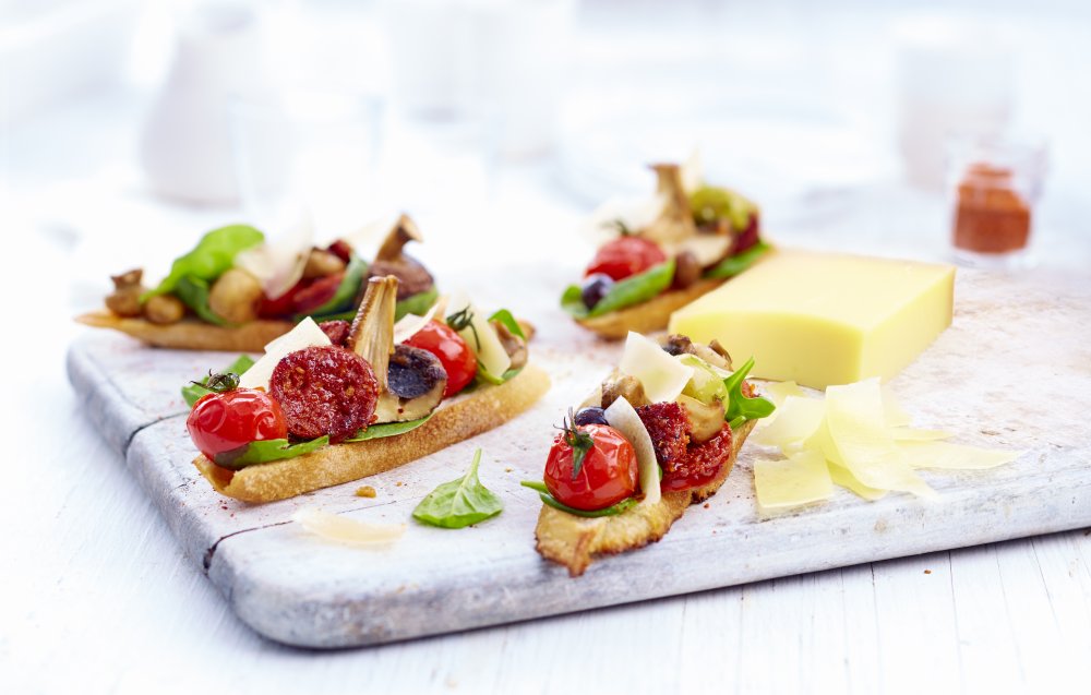 Bruschetta mit Chorizo, gegrillten Champignons und Le Gruyère AOP