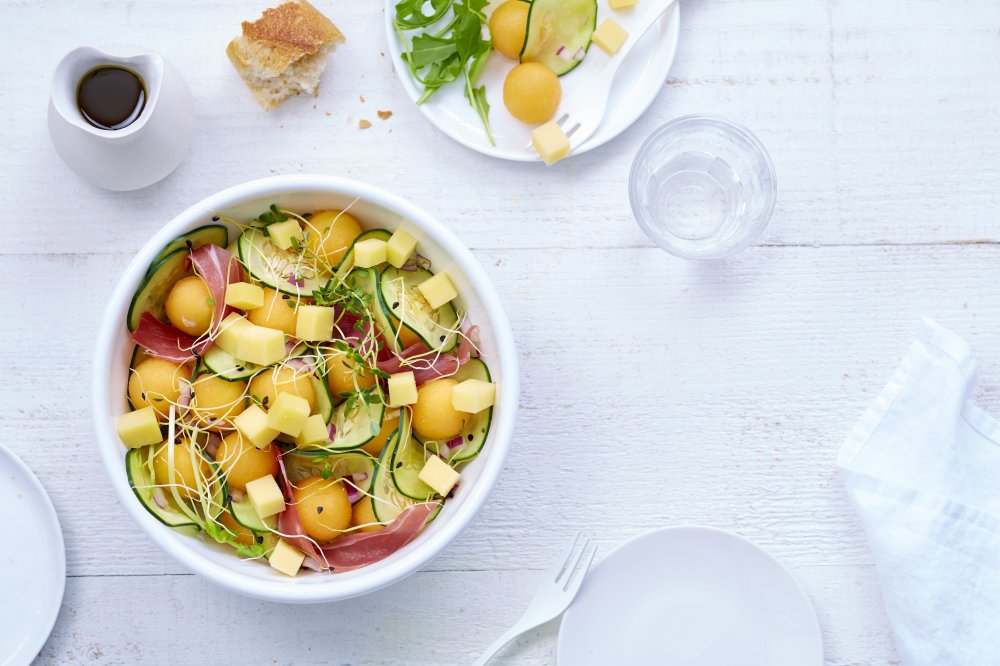 Sommersalat mit Melone, Schinken, Gurke und Le Gruyère d’Alpage AOP