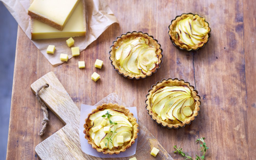 Tartelettes mit karamellisierten Äpfeln & Birnen und Le Gruyère d'Alpage AOP