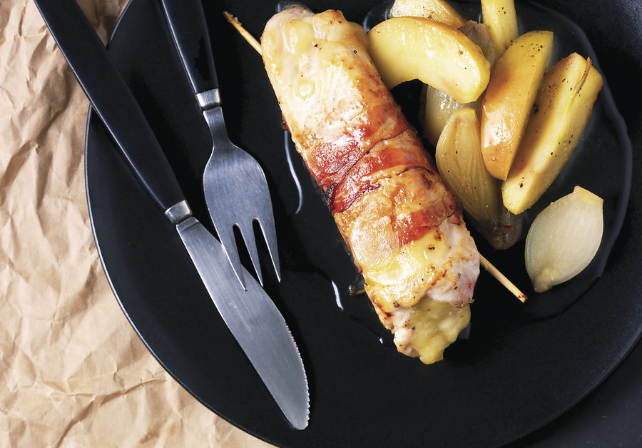 Poulet-Käserollen mit Apfel-Schalotten-Gemüse