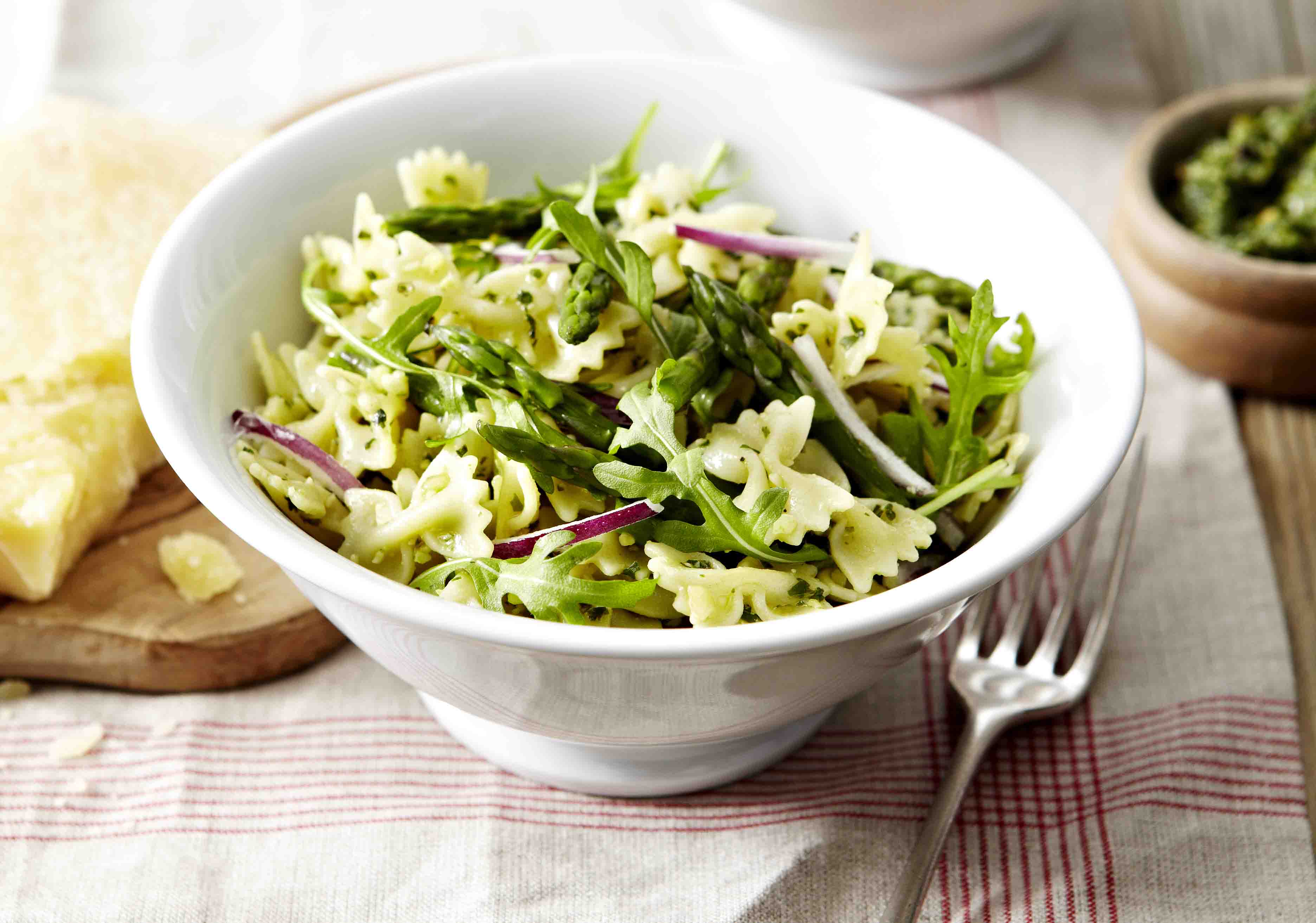 Farfalle mit Spargel und Sbrinz AOP Pesto