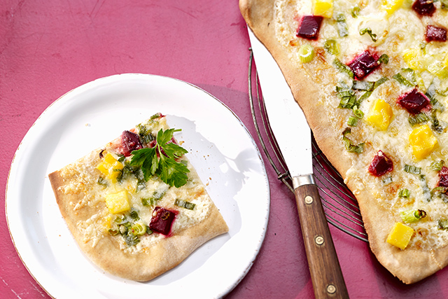 Flammkuchen mit Randen und Le Gruyère AOP