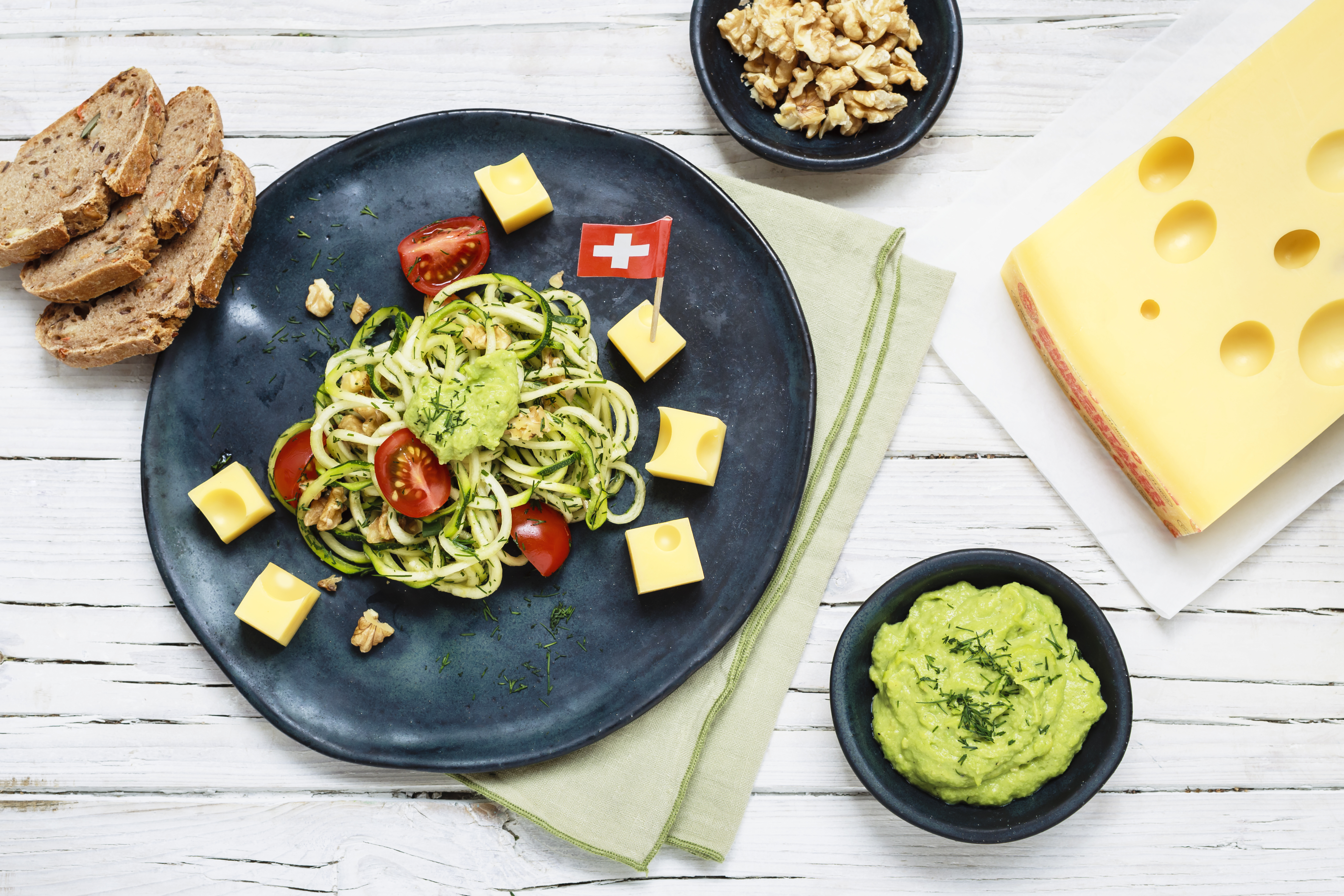 Zucchetti-Spaghetti mit Avocadocreme und Schweizer Emmentaler AOP