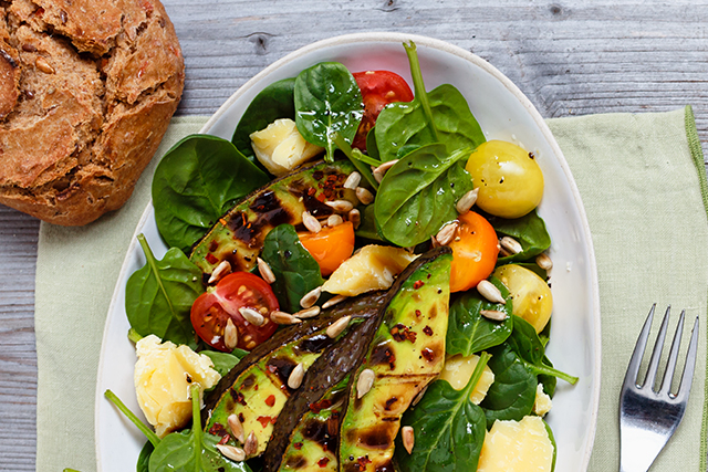 Spinatsalat mit gegrillter Avocado und Sbrinz AOP