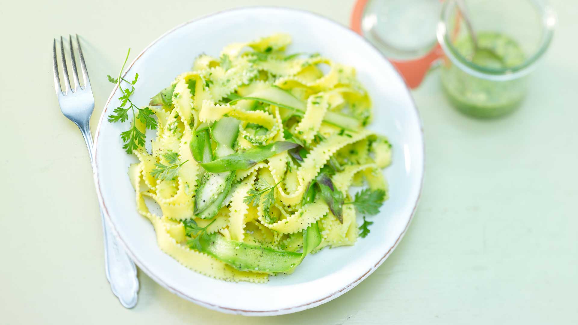 Spargelnudeln mit Schweizer AOP und Kräuterpesto