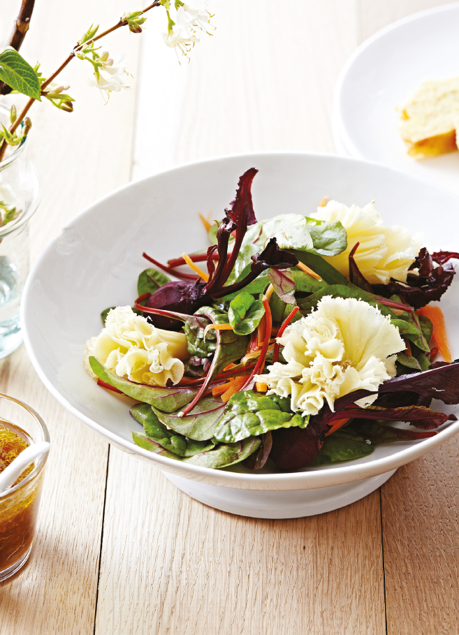 Salade van rode bieten, jonge wortels, sinaasappelvinaigrette en roosjes Tête de Moine AOP