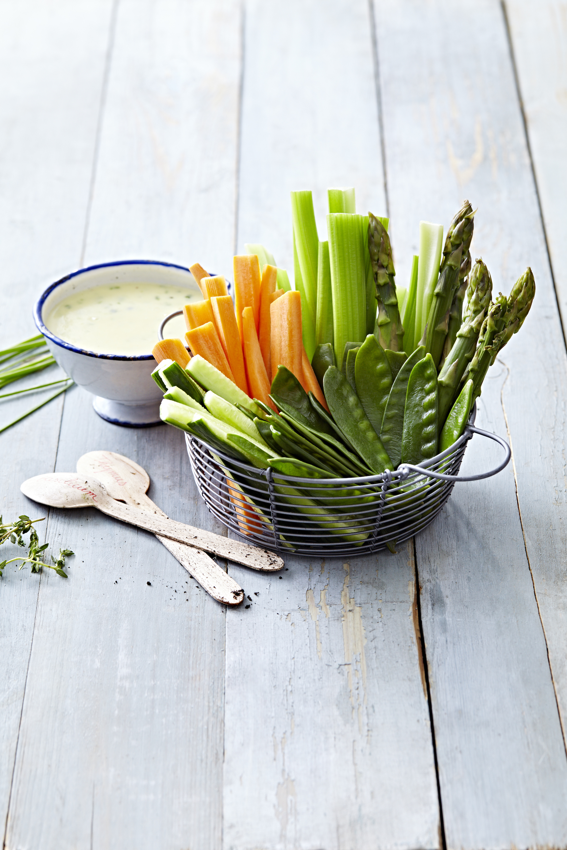 Sauce yaourt aux fines herbes et Fromages de Suisse râpés