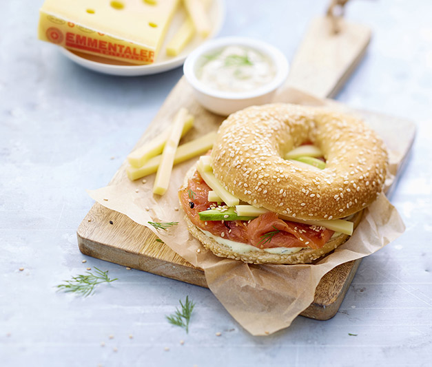 Bagel mit Schweizer Emmentaler AOP, Räucherlachs, Avocado und Wasabi-Sauce