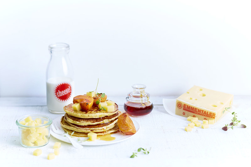 Pancakes mit Emmentaler AOP, Aprikosen und Zitronenthymian