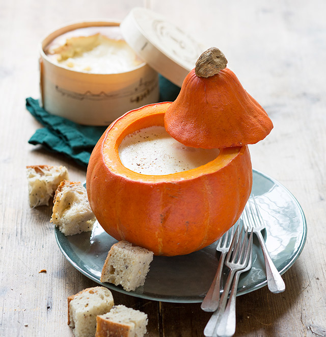 Fondue mit Vacherin Mont-d'Or AOP im Kürbis