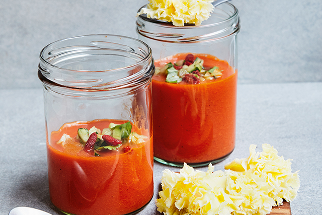 Gazpacho mit Tête de Moine AOP und Chili