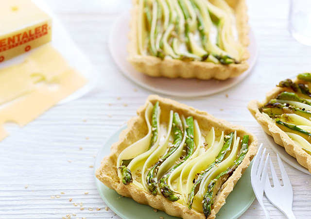 Tartelettes mit Emmentaler AOP, grünem Spargel, Sesam und Ingwer