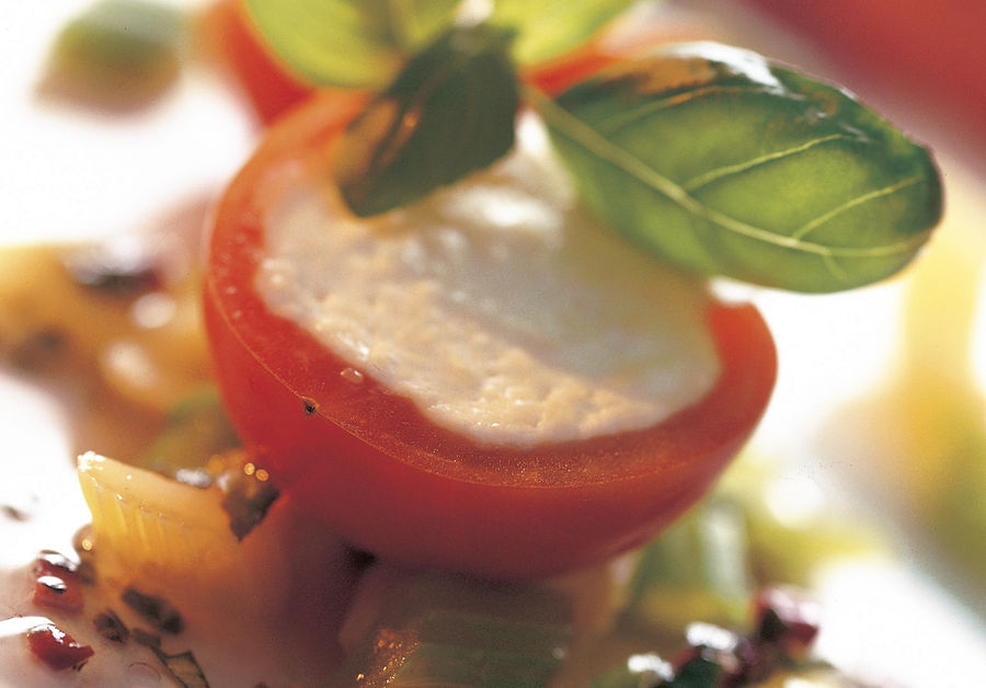 Tomaten mit Sbrinz AOP-Füllung an Basilikum-Vinaigrette