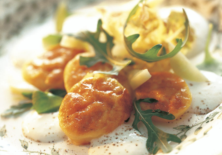 Gruyère AOP-Kartoffel-Croûtons auf Salat an Jogurt-Dressing