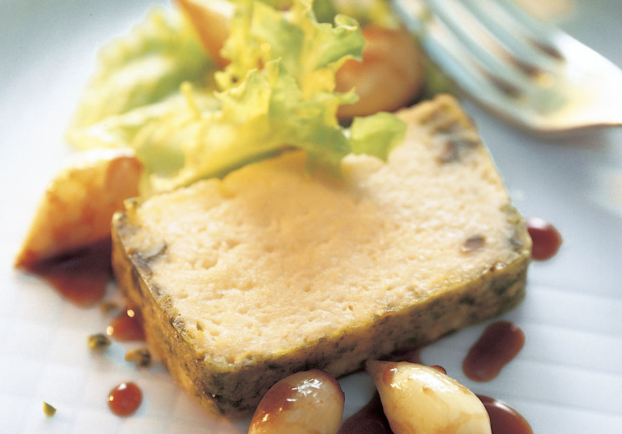 Lauwarme Sbrinz AOP-Nuss-Terrine mit Perlzwiebelchen